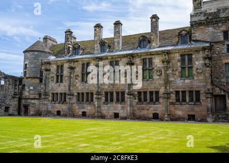 Restaurierte South Range am Falkland Palace im Dorf Falkland in Fife, Schottland, Großbritannien Stockfoto