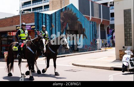 POLIZIST AUF PFERDEN IN DER STRASSE VON DARWIN IN AUSTRALIEN, NORDGEBIET VON AUSTRALIEN;NOVEMBRE-2019- DARWIN-AUSTRALIEN; Stockfoto