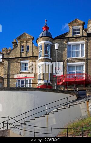 Blick auf das Red Lion Hotel von der Promenade im North Norfolk Badeort Cromer, Norfolk, England, Großbritannien. Stockfoto