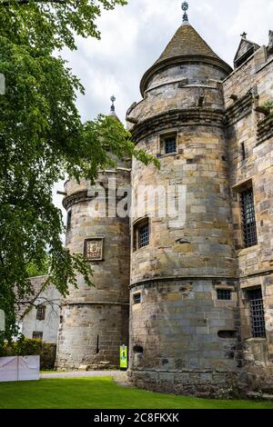 Eintritt zum Falkland Palace im Dorf Falkland in Fife, Schottland, Großbritannien Stockfoto