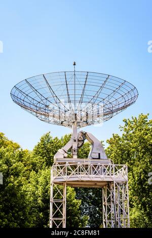 Das 10 Meter quer-Radioteleskop im Parc de la Villette in Paris, Frankreich, gegen blauen Himmel. Stockfoto