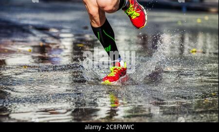 Jekaterinburg, Russland - 7. August 2016: Beine Mann Läufer in Laufschuhen ASICS und Kompressionssocken CEP in Europa-Asien-Marathon Stockfoto