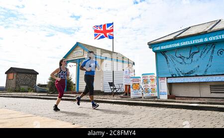 Brighton UK 24. Juli 2020 - Läufer genießen einen heißen Tag in Brighton mit Temperaturen, die in einigen Teilen des Südostens heute auf 25 Grad steigen werden : Credit Simon Dack / Alamy Live News Stockfoto