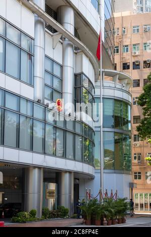 Hongkong, Hongkong, China. Juli 2020. Das Nationale Sicherheitsbüro übernimmt das Metropark Hotel in Tai Hau, um sein Büro weniger als 2 Wochen nach Inkrafttreten des Gesetzes zu gründen. An der Fassade sind die chinesische Flagge und die Regierungsplaketten zu sehen.Es ist als Büro zur Sicherung der nationalen Sicherheit der Zentralvolk Regierung der Volksrepublik China in der Sonderverwaltungsregion Hongkong zu bezeichnen.Hongkong, China:24 Jul, 2020. Quelle: Jayne Russell/ZUMA Wire/Alamy Live News Stockfoto