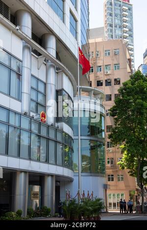 Hongkong, Hongkong, China. Juli 2020. Das Nationale Sicherheitsbüro übernimmt das Metropark Hotel in Tai Hau, um sein Büro weniger als 2 Wochen nach Inkrafttreten des Gesetzes zu gründen. An der Fassade sind die chinesische Flagge und die Regierungsplaketten zu sehen.Es ist als Büro zur Sicherung der nationalen Sicherheit der Zentralvolk Regierung der Volksrepublik China in der Sonderverwaltungsregion Hongkong zu bezeichnen.Hongkong, China:24 Jul, 2020. Quelle: Jayne Russell/ZUMA Wire/Alamy Live News Stockfoto