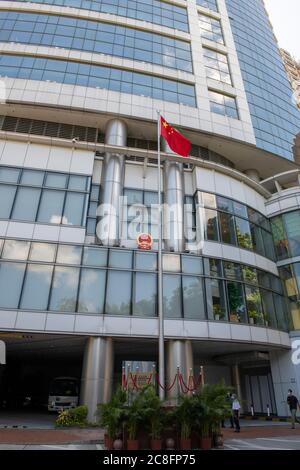 Hongkong, Hongkong, China. Juli 2020. Das Nationale Sicherheitsbüro übernimmt das Metropark Hotel in Tai Hau, um sein Büro weniger als 2 Wochen nach Inkrafttreten des Gesetzes zu gründen. An der Fassade sind die chinesische Flagge und die Regierungsplaketten zu sehen.Es ist als Büro zur Sicherung der nationalen Sicherheit der Zentralvolk Regierung der Volksrepublik China in der Sonderverwaltungsregion Hongkong zu bezeichnen.Hongkong, China:24 Jul, 2020. Quelle: Jayne Russell/ZUMA Wire/Alamy Live News Stockfoto