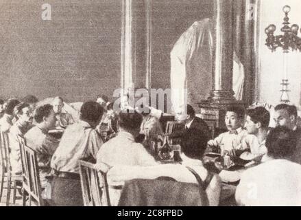 Wladimir Lenin unter den Vertretern der Völker des Ostens auf dem 2. Kongress der Komintern. Stockfoto