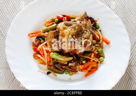 Geröstete Rippen mit Kräutern und Gemüse. Mittagessen Stockfoto