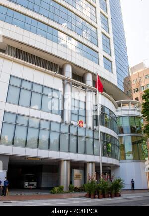 Hongkong, Hongkong, China. Juli 2020. Das Nationale Sicherheitsbüro übernimmt das Metropark Hotel in Tai Hau, um sein Büro weniger als 2 Wochen nach Inkrafttreten des Gesetzes zu gründen. An der Fassade sind die chinesische Flagge und die Regierungsplaketten zu sehen.Es ist als Büro zur Sicherung der nationalen Sicherheit der Zentralvolk Regierung der Volksrepublik China in der Sonderverwaltungsregion Hongkong zu bezeichnen.Hongkong, China:24 Jul, 2020. Quelle: Jayne Russell/ZUMA Wire/Alamy Live News Stockfoto