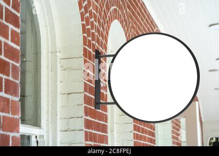 Runde weiße Firmenzeichen mockup in einer Stadt. Stockfoto