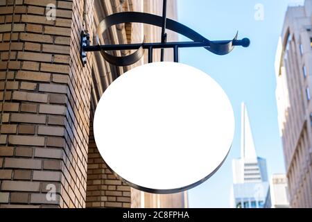 Runde weiße Firmenzeichen mockup in einer modernen Stadt. Stockfoto