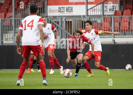 Almere, Niederlande. Juli 2020. ALMERE, 24-07-2020, Yanmar Stadion, Saison 2020/2021, Niederländische Fußball Vorsaison Keuken Kampioen Divisie. (L-R) Almere City Spieler Guillermo Gauna, Jong FC Utrecht Spieler Rida El Barjiji während des Spiels Almere City FC - Jong FC Utrecht Credit: Pro Shots/Alamy Live News Stockfoto