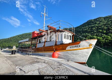 Rovinj, Kroatien - 22. Mai 2018: Limski-Kanal (Limski Fjord) in Istrien bei Rovinj. Adria, Kroatien. Limski Fjord und kleines Boot. Stockfoto