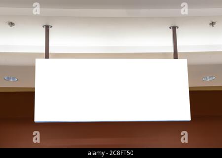 Quadratisches weißes Firmenzeichen Mockup in einem Einkaufszentrum. Stockfoto