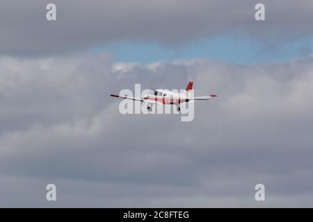 Ein einzelnes Flugzeug mit Triebwagen kurz nach dem Start vom Wolverhampton Halfpenny Green Airfield. Staffordshire. GROSSBRITANNIEN Stockfoto