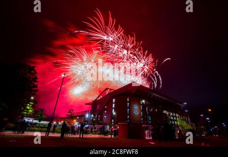Datei Foto vom 22-07-2020 von Feuerwerk sind am Anfield Stadium, wie sie die Premier League Trophy heben. Stockfoto