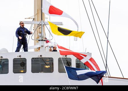 Ein Mitglied des Wartungsteams hebt die Kleiderflaggen auf der Royal Yacht Britannia, um die Wiedereröffnung der Besucherattraktion von Edinburgh für die Öffentlichkeit am Montag, den 27. Juli, zu markieren. Stockfoto