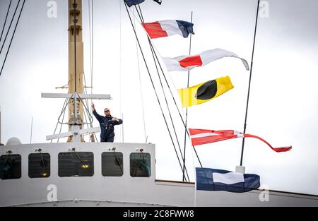 Ein Mitglied des Wartungsteams hebt die Kleiderflaggen auf der Royal Yacht Britannia, um die Wiedereröffnung der Besucherattraktion von Edinburgh für die Öffentlichkeit am Montag, den 27. Juli, zu markieren. Stockfoto