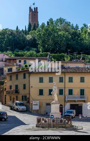 Piazza Buonaparte Platz im historischen Zentrum von San Miniato, Pisa, Italien, dominiert vom Turm der Rocca di Federico II Stockfoto