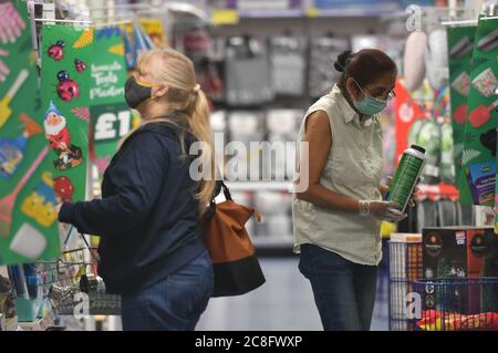 Shopper tragen eine Gesichtsmaske in B und M in Leicester Stadtzentrum als nicht unbedingt notwendige Geschäfte in der Stadt wieder nach einem lokalen Lockdown und Gesichtsbedeckungen werden obligatorisch in Geschäften und Supermärkten in England. Stockfoto