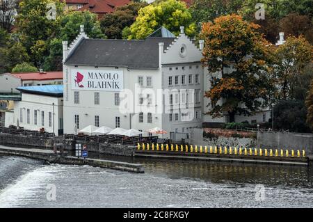 Prag, Tschechische Republik - 10. Oktober 2017: Blick auf Kampa Museum und Moldau, Prag, Tschechische Republik. Museum für moderne Kunst Stockfoto