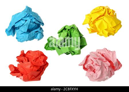Fünf bunte zerknitterte Papierkugeln isoliert auf Weiß Stockfoto