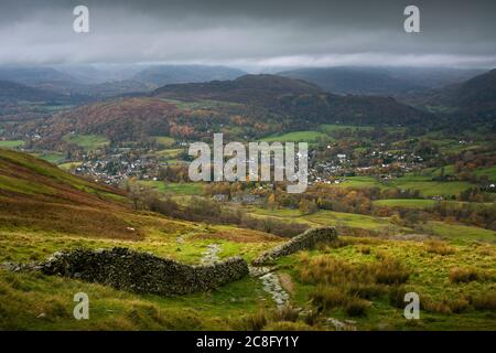 Der Blick über Ambleside und Loughrigg fiel von Wansfell im English Lake District National Park, Cumbria, England. Stockfoto