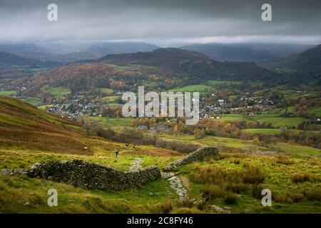 Der Blick über Ambleside und Loughrigg fiel von Wansfell im English Lake District National Park, Cumbria, England. Stockfoto