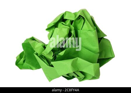 Zerknitterte grüne Papierkugel isoliert auf weiß Stockfoto