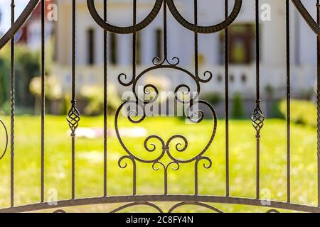 Schmiedeeisen Tracery schwarzen Zaun Fragment. Eleganter dekorativer gusseiserner Zaun. Stockfoto
