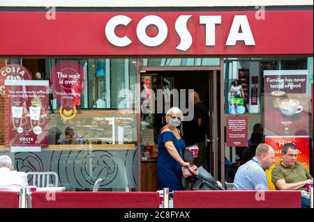 Windsor, Berkshire, Großbritannien. Juli 2020. Eine Dame hinterlässt einen Costa Coffee, der ihre Gesichtsmask trägt. Costa Coffee hat gesagt, dass sie das Tragen von Gesichtsmasken in ihren Restaurants nicht durchsetzen werden. Das Tragen von Gesichtsmasken in England ist ab heute in Geschäften und geschlossenen öffentlichen Räumen obligatorisch. Kinder unter 11 Jahren und Menschen mit bestimmten gesundheitlichen Bedingungen und Behinderungen werden jedoch vom Tragen befreit. Quelle: Maureen McLean/Alamy Live News Stockfoto