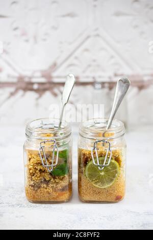 Couscous mit sonnengetrockneten Tomaten.gesunde Snack.Low Fat Essen und Trinken.Vintage-Stil. Stockfoto