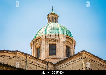 Kathedrale von Ravenna, Erzbischöfliches Museum und Baptisterium von Neon außen Stockfoto