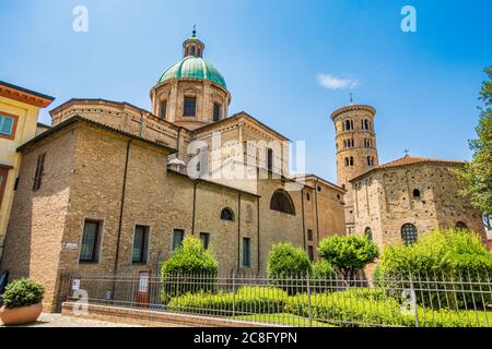 Kathedrale von Ravenna, Erzbischöfliches Museum und Baptisterium von Neon außen Stockfoto