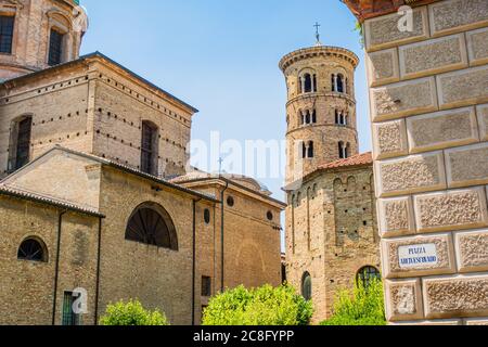 Kathedrale von Ravenna, Erzbischöfliches Museum und Baptisterium von Neon außen Stockfoto