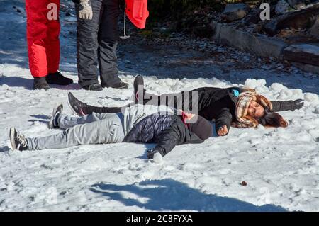 Skigebiet Familie spielt glücklich im kalten Schnee, trägt spezielle thermische Kleidung im Skigebiet in Sierra Nevada, Granada, Spanien Stockfoto