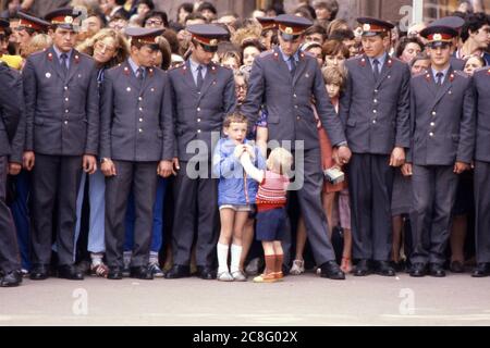 Moskau, Sowjetunion. Juli 2020. Uniformierte Soldaten, Polizisten, auf der Straße in Moskau, im Vordergrund zwei kleine Kinder, Jungen, Sicherheit, Sicherheit, 1980 Olympische Sommerspiele in Moskau, XXII. Olympische Sommerspiele, Nutzung weltweit Kredit: dpa/Alamy Live News Stockfoto