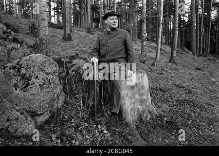Willy BRANDT, SPD, Politiker, SPD-Vorsitzender, später Bundeskanzler, hier privat im Urlaub, sitzt auf einem Baumstumpf, macht einen Spaziergang im Wald, Bühlerhöhe, Schwarzwald, 01/28/1969, Einsatz weltweit Stockfoto