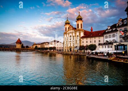 Geographie / Reisen, Schweiz, Pastell Abendfarben bringen das Beste aus der Jesuitenkirche in Luzern heraus, No-Tourismus-Werbung-Nutzung Stockfoto