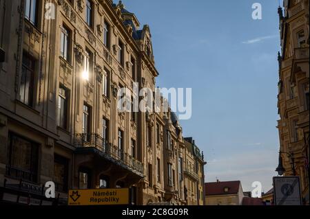 Am frühen Abend reflektiert sich das Sonnenlicht in den Fenstern der alten Gebäude in Prag, Tschechien. Stockfoto