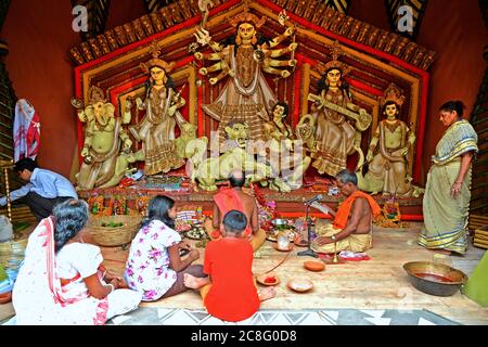 Die Bengalische Gemeinschaft großes Festival Durga Puja, fantastische Dekoration überall während des Festivals genießen die Menschen diese Puja-Zeit in Kalkutta. Stockfoto