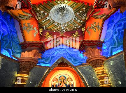 Die Bengalische Gemeinschaft großes Festival Durga Puja, fantastische Dekoration überall während des Festivals genießen die Menschen diese Puja-Zeit in Kalkutta. Stockfoto