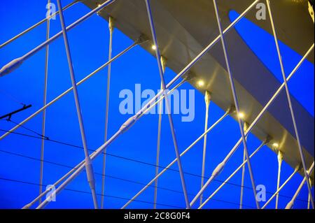 Detailansicht der Struktur der Troja-Brücke, Prag, Tschechien bei Nacht. Stockfoto