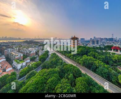 Blick auf die Wuhan-Stadt. Panoramasilhouette und Gebäude am jangtsekiang. Stockfoto