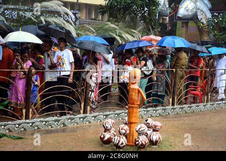 Die Bengalische Gemeinschaft großes Festival Durga Puja, fantastische Dekoration überall während des Festivals genießen die Menschen diese Puja-Zeit in Kalkutta. Stockfoto