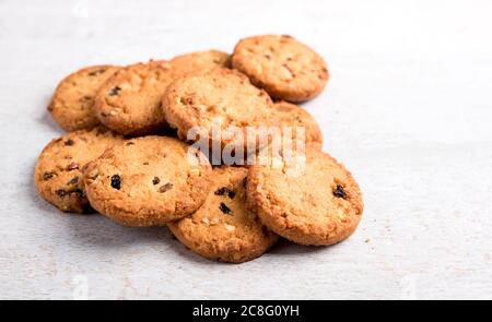 Frisch gebackene Plätzchen mit Rosinen und Cashewnüssen Stockfoto