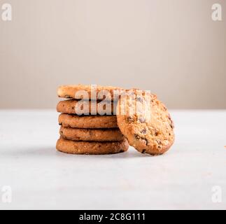 Frisch gebackene Plätzchen mit Rosinen und Cashewnüssen Stockfoto