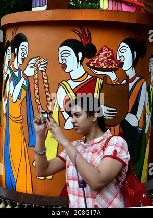 Die Bengalische Gemeinschaft großes Festival Durga Puja, fantastische Dekoration überall während des Festivals genießen die Menschen diese Puja-Zeit in Kalkutta. Stockfoto