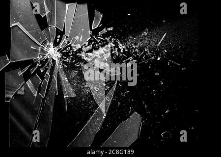 Zerbrochenes Glas auf dem schwarzen Bachboden. Textur von zerbrochenem Glas. Isolierter realistischer Glaseffekt mit Rissen Stockfoto