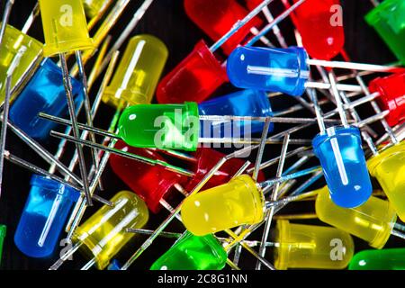 Sortiment von gelben, roten, grünen und blauen LED-Dioden in einem schwarzen Tisch. Stockfoto